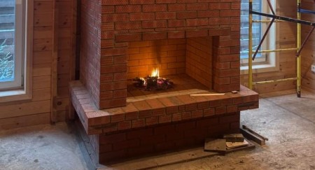 Камин из кирпича в «Лаки Парке»: как мы сделали огонь безопасным и красивым